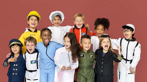 grupo de niños con trajes/uniformes ocupacionales