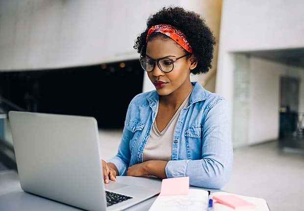 estudiante adulta que usa computadora portátil