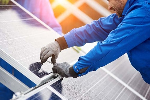 Hombre trabajando en panel solar