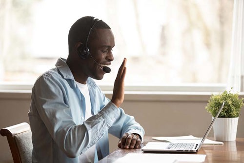 estudiante que renuncia a la computadora portátil mientras usa auriculares